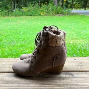 These are healed low boots. Size:4 Color: brown and tan